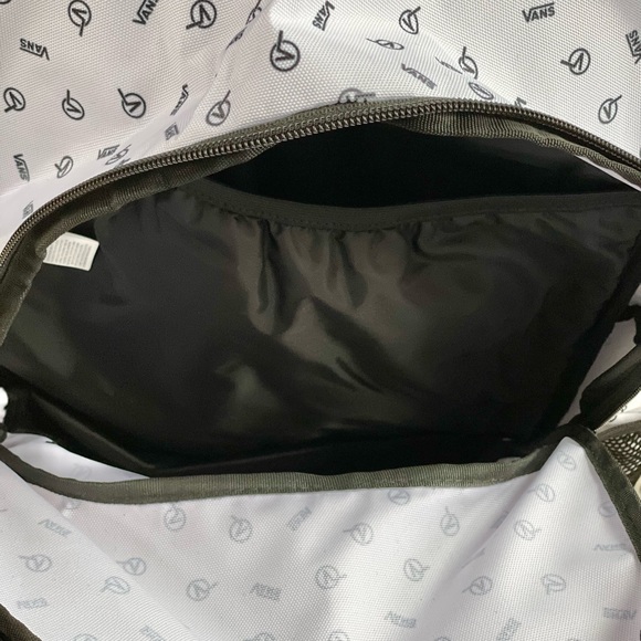 New with tag VANS ALUMNI PACK PRI BACKPACK w/logo and adjustable straps 4 pocket - Picture 8 of 14